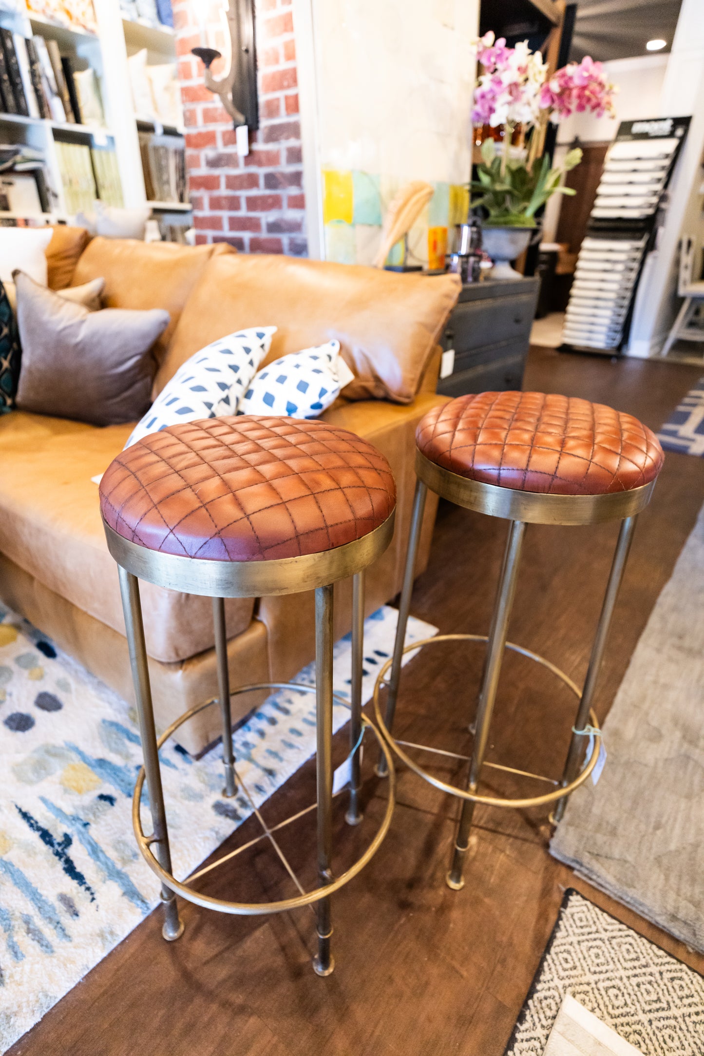 TUFTED LEATHER BAR STOOL